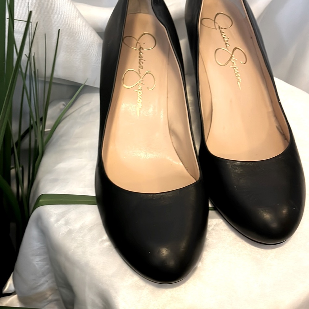 Mid wedge closed toe dress pump